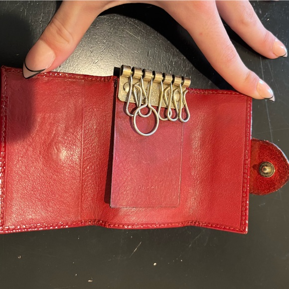 Gucci GG Red Patent Leather Monogram Gold Heart Snap Closure Six Ring Key Holder - Picture 3 of 6
